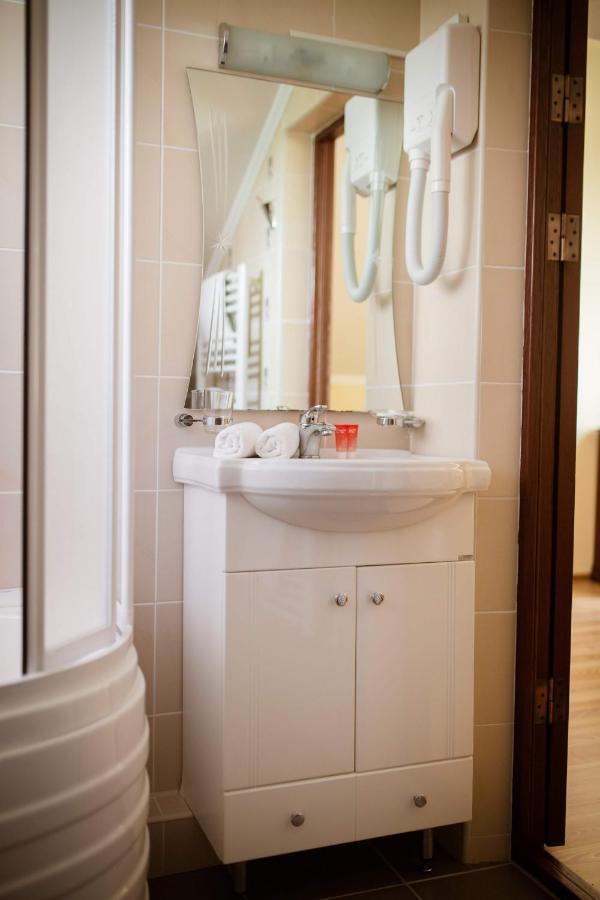 Vila Muntenia Hotel Chişinǎu Buitenkant foto